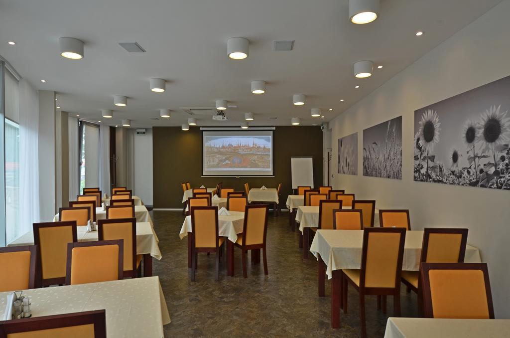 Hotel Senimo Оломоуц Экстерьер фото