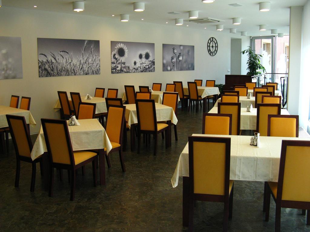 Hotel Senimo Оломоуц Экстерьер фото